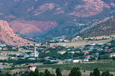 Yağmurlu bir Ağustos günü geç akşam vaktinde Tekneçukur Köyü'nün Hasangazi Köyü'nden bir görünümü