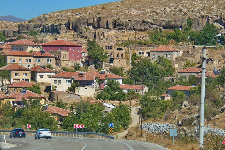 Aksaray ilinden bir köy manzarası: Kızılkaya köyünden bir görünüm (Gülağaç, Aksaray)
