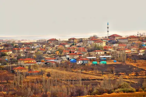 Çatin: Köyün kızıl yokuştan görünümü