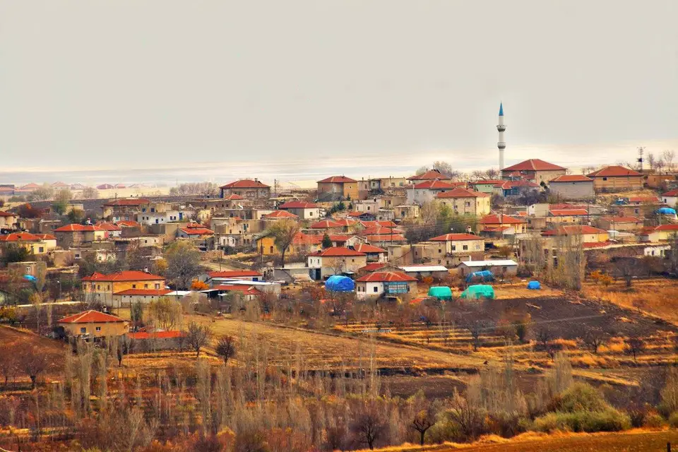 Çatin: Köyün kızıl yokuştan görünümü