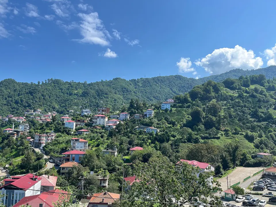 Sarp köyünden bir görünüm (Kemalpaşa, Artvin)