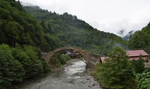 Şenyuva köyünden bir görünüm (Çamlıhemşin, Rize)