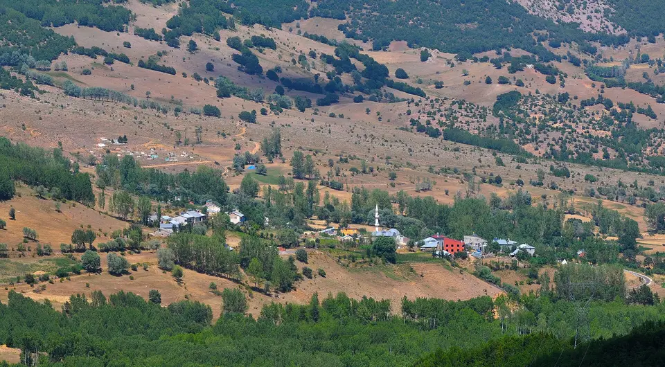 Sivas İli Suşehri İlçesi'ne bağlı Şarköy'ün Geminbeli Geçidi'nden görünümü