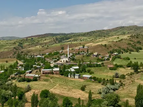 Yedikardeş köyünden bir görünüm (Şebinkarahisar, Giresun)