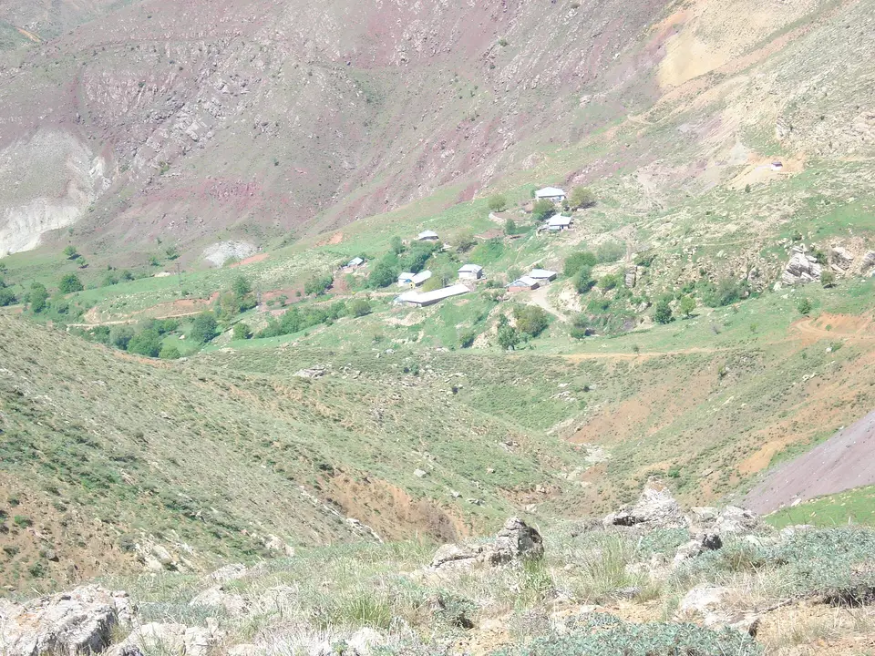 Yalnızdamlar köyünden bir görünüm (Alacakaya, Elazığ)