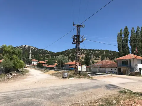 Ulupınar Köyü'nün (Burdur) merkez meydanı 3 Ağustos 2019'da saat 12: 49'da alınmıştır