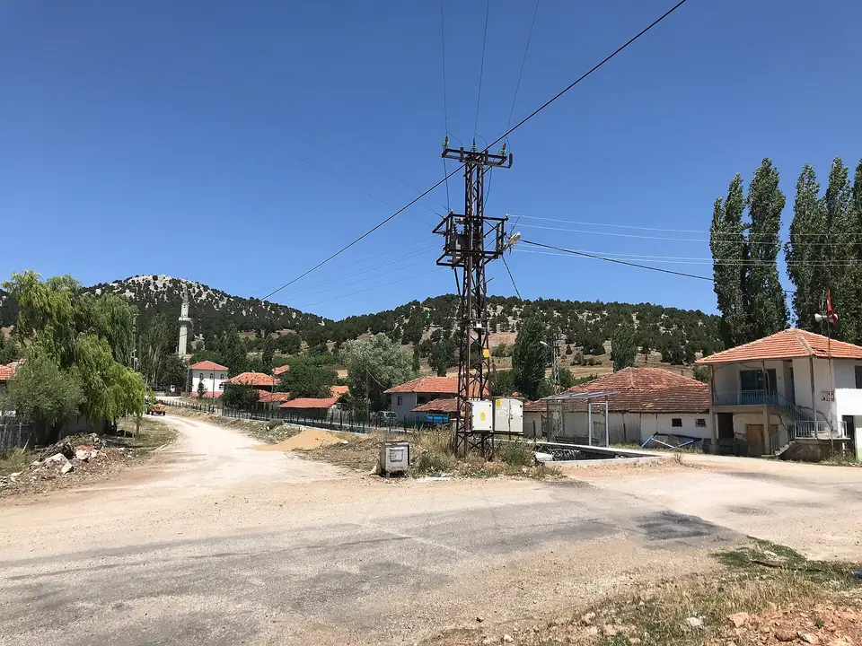 Ulupınar Köyü'nün (Burdur) merkez meydanı 3 Ağustos 2019'da saat 12: 49'da alınmıştır