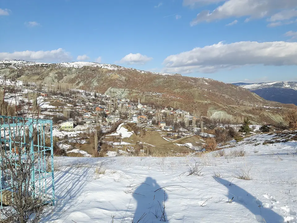 Karaçam köyünden bir görünüm (Koyulhisar, Sivas)