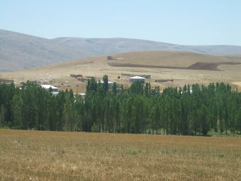 Sivas ilinden bir köy manzarası: Irmaç köyünden bir görünüm (Kangal, Sivas)