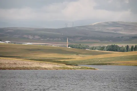 Hüyüklüyurt: gölet ve köy