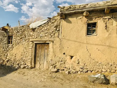 Suşehri’nin Güneyli köyünde eski bir ev, Sivas, Türkiye