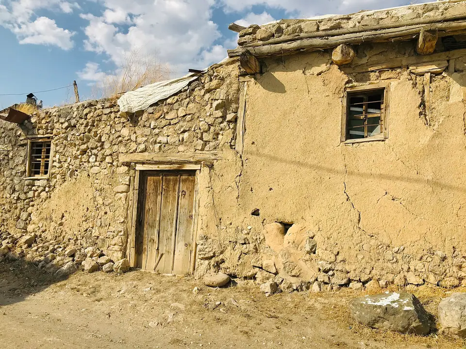 Suşehri’nin Güneyli köyünde eski bir ev, Sivas, Türkiye