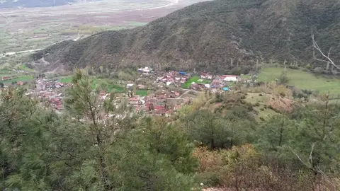 Dönekse köyünün halk arasında "TOLAS" olarak ifade edilen tepeden genel görünümü