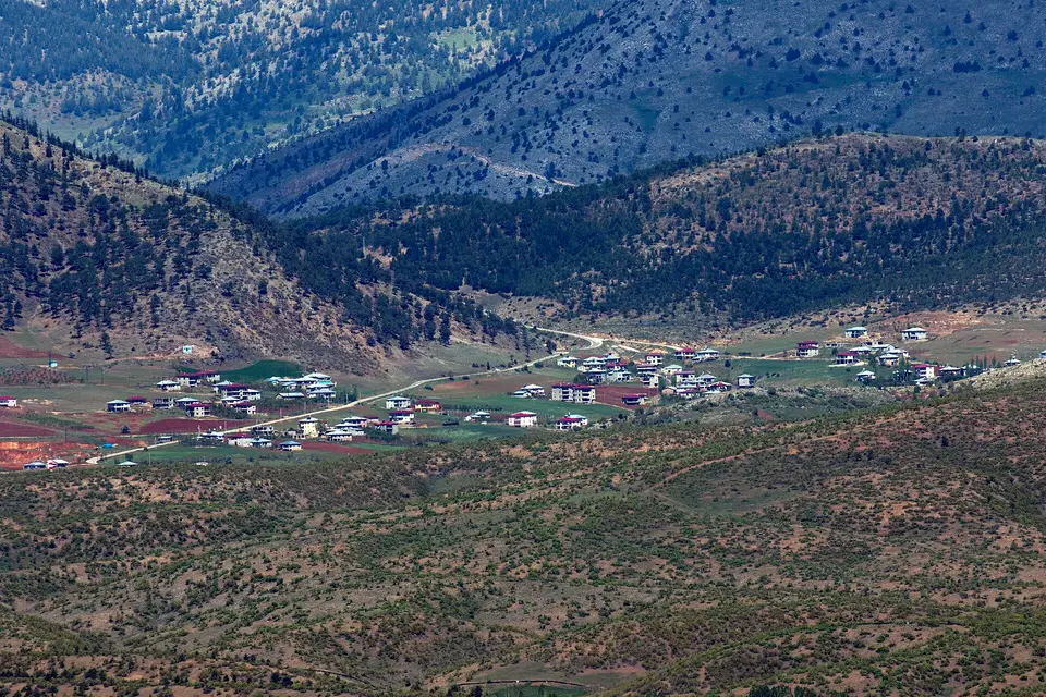 Çatalçam mahallesinden bir görünüm (Tufanbeyli, Adana)