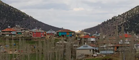 Saimbeyli ilçesi Beypınarı Mahallesi'nin batı tarafından bir görünümü