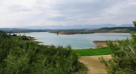 Seyhan Baraj Gölü'nün kuzeydoğu kıyılarının Karaömerli - Aflak Köyü Yolu'ndan bir görünümü