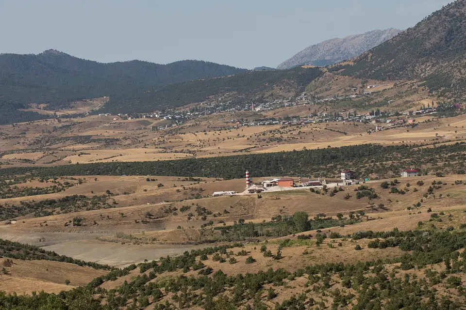 Pekmezli mahallesinden bir görünüm (Tufanbeyli, Adana)