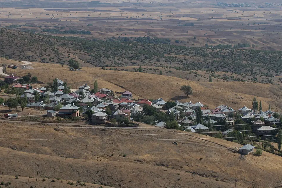 Tufanbeyli ilçesinden bir köy manzarası: Evci mahallesinden bir görünüm (Tufanbeyli, Adana)