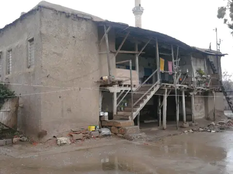 Helvacı köyünde kerpiç sofalı eski bir köy evi (Karataş, Adana)