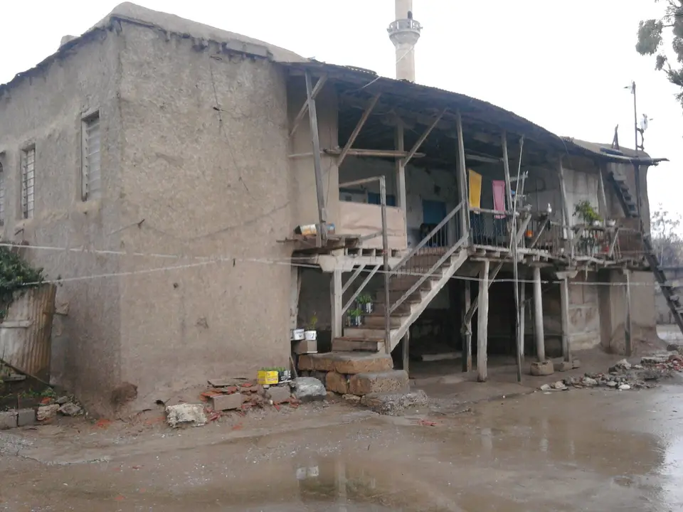 Helvacı köyünde kerpiç sofalı eski bir köy evi (Karataş, Adana)