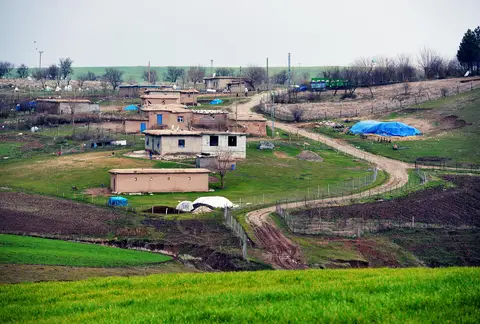 Diyarbakır'da yeşil bir düzlüğe kurulmuş köy evleri