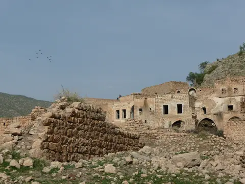 Mardin'de Killit köyünün taş evleri ve kayalık arazi