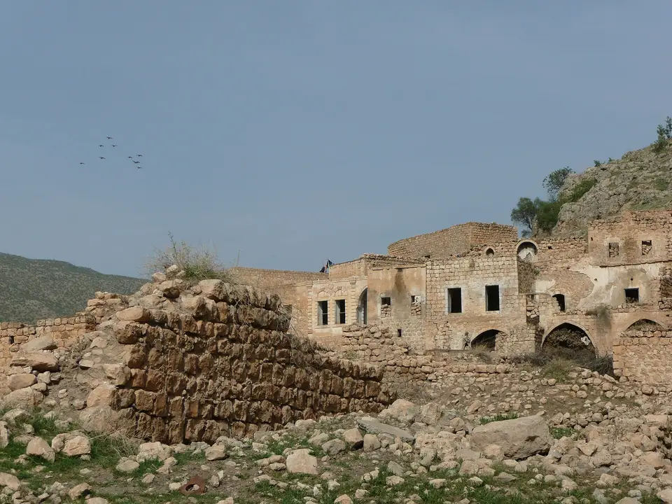 Mardin'de Killit köyünün taş evleri ve kayalık arazi