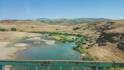 Adıyaman'da Malpınar köyü yakınında vadiden akan ırmak ve çıplak tepeler