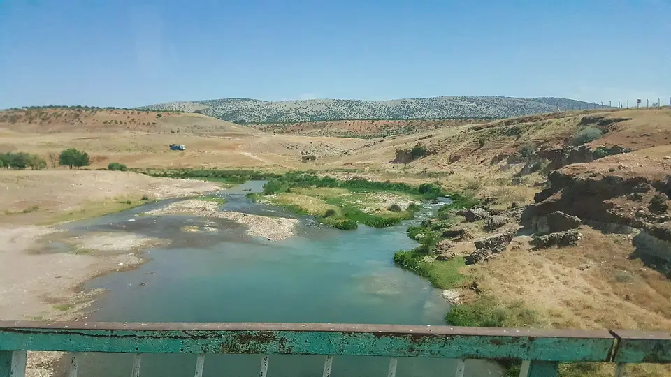 Adıyaman'da Malpınar köyü yakınında vadiden akan ırmak ve çıplak tepeler