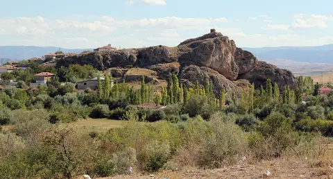 Amasya'da Doğantepe köyünün kayalık tepe eteğindeki evleri ve bahçeleri
