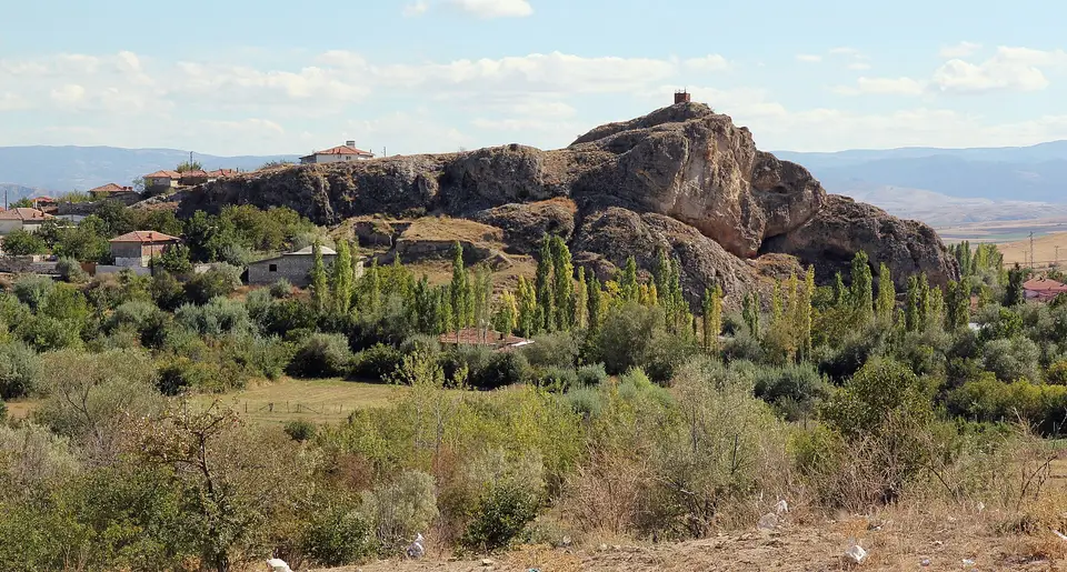 Amasya'da Doğantepe köyünün kayalık tepe eteğindeki evleri ve bahçeleri