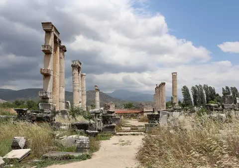 Aydın Karacasu'da Afrodisias'taki Afrodit Tapınağı sütunları ve çevredeki kırsal arazi