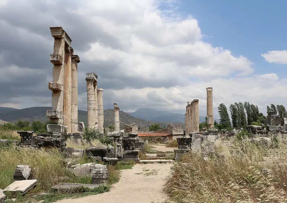 Aydın Karacasu'da Afrodisias'taki Afrodit Tapınağı sütunları ve çevredeki kırsal arazi