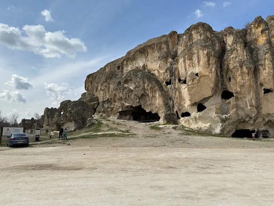 Afyonkarahisar'da Ayazini köyündeki kayaya oyulmuş eski yerleşim