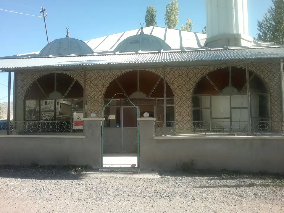 Erzurum'da Alaca köyünün camisi ve önündeki avlu