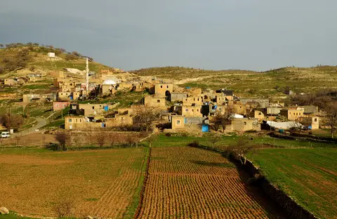 Mardin'de Tizyan köyünün taş evleri ve tarlaları